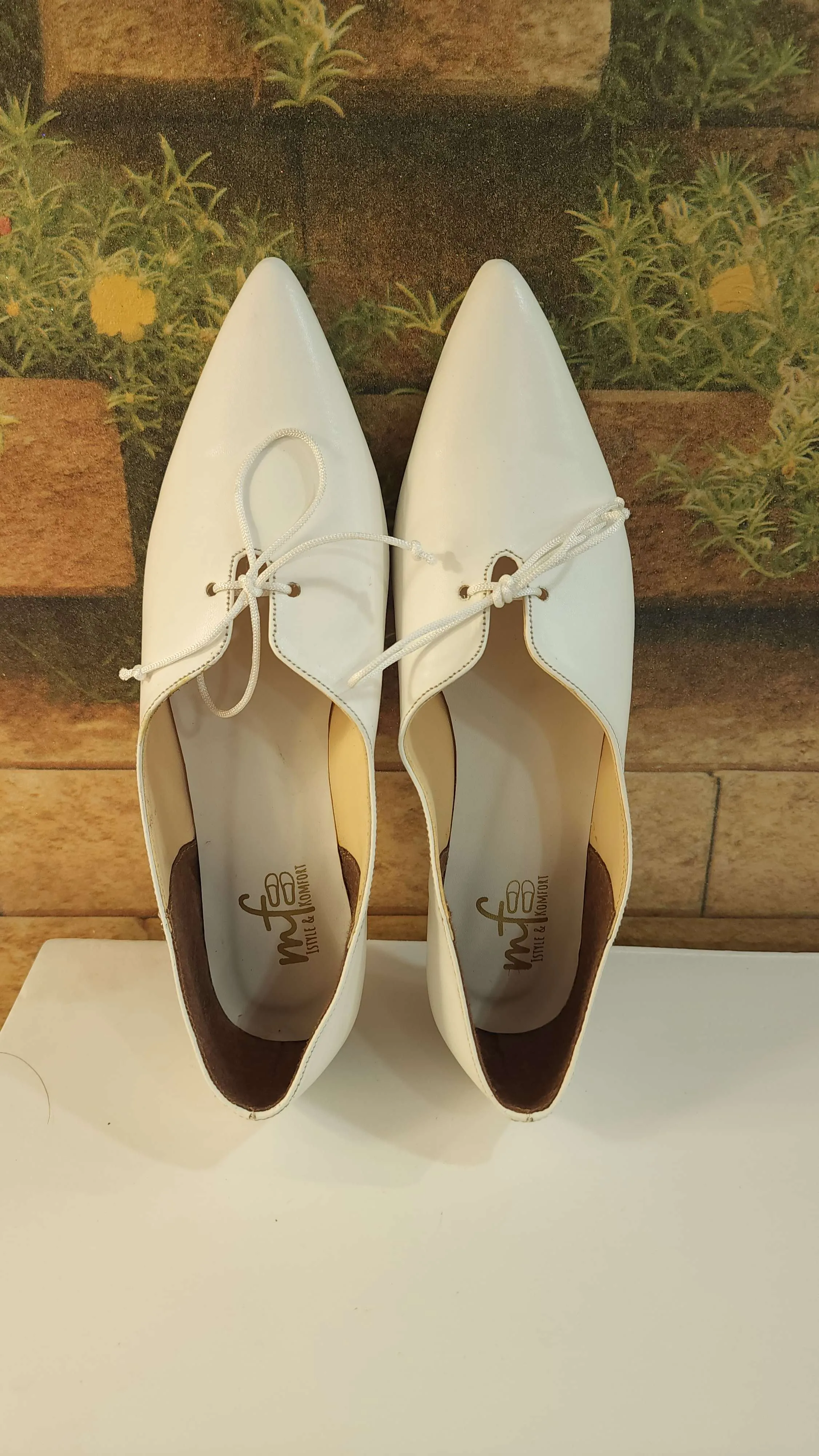 White Pointed Pumps in Flat